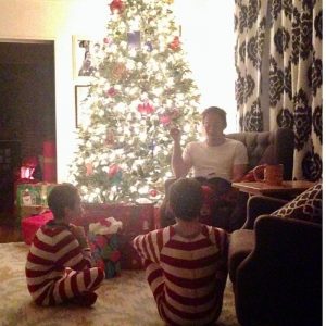 kids and dad sitting around the christmas tree. christmas activities for families
